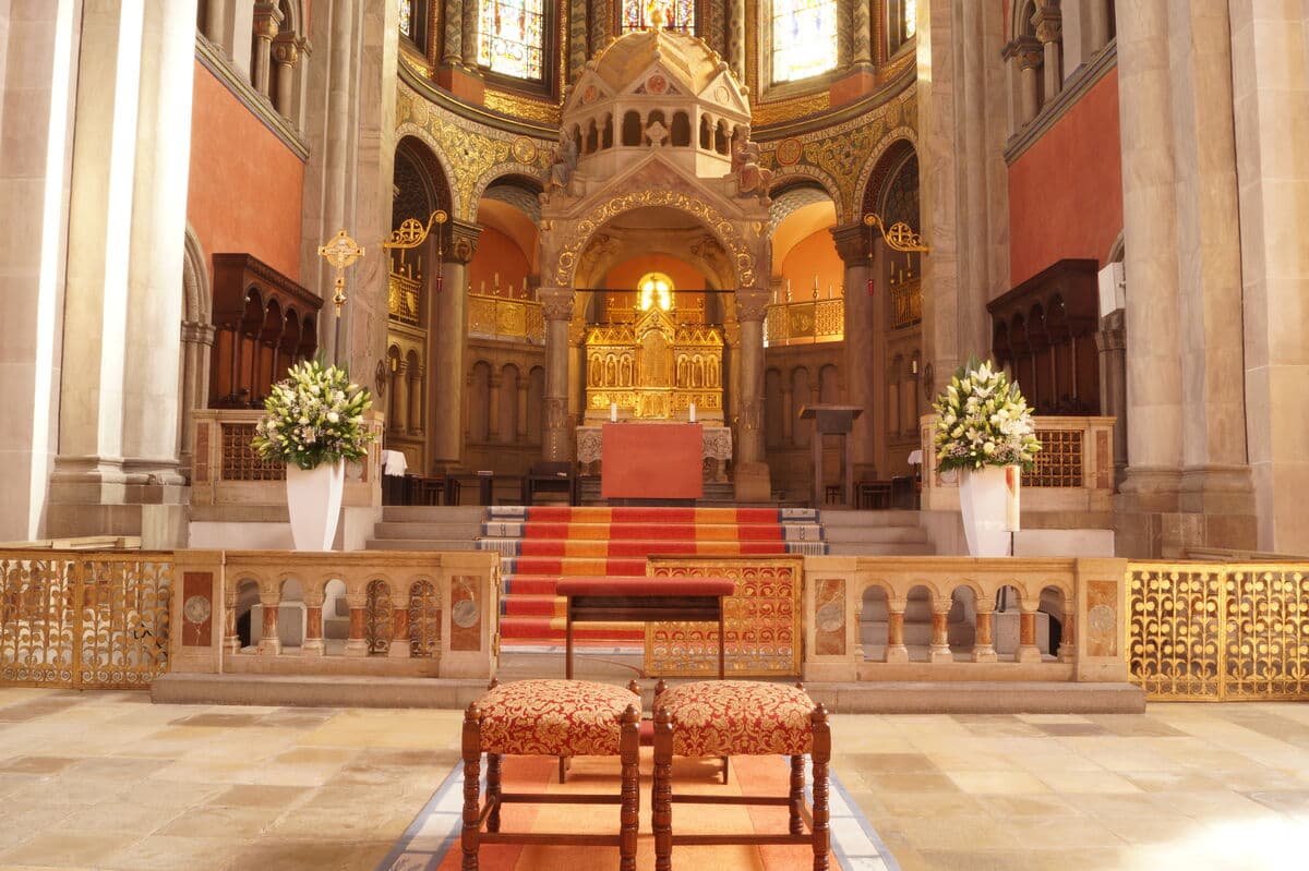 Altarschmuck mit weißen Lilien in Münchner Kirche