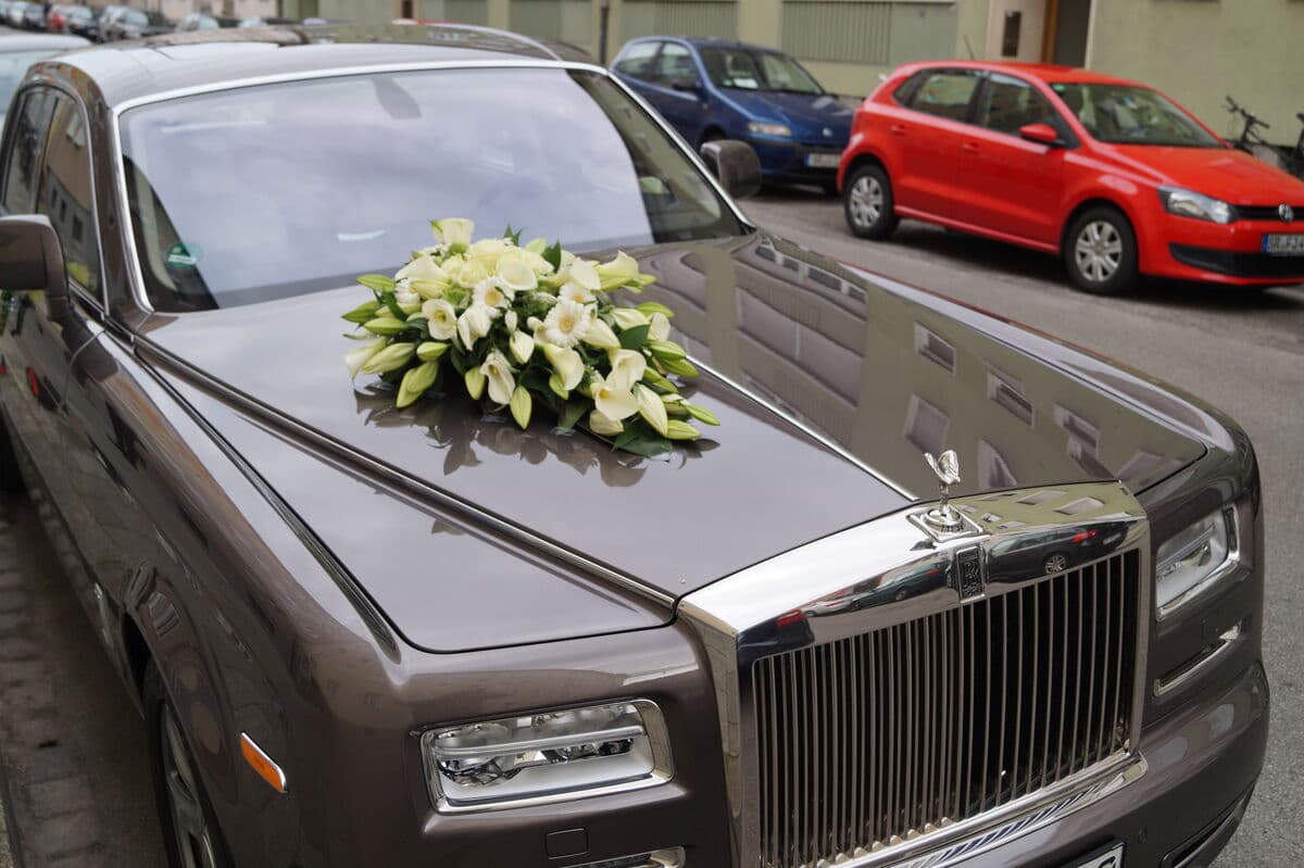 Autoschmuck mit weißen Calla auf Rolls-Royce