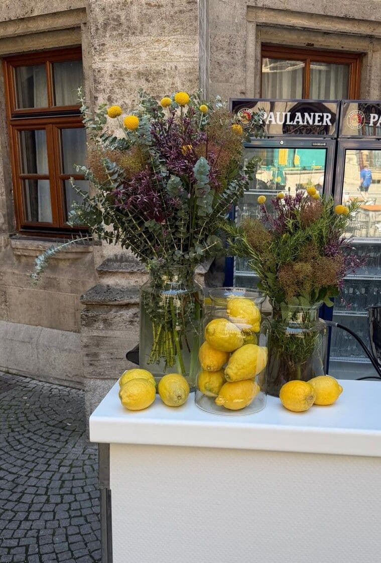 Wilder Sommerstrauß mit Eukalyptus, Perückenstrauch und Craspedia
