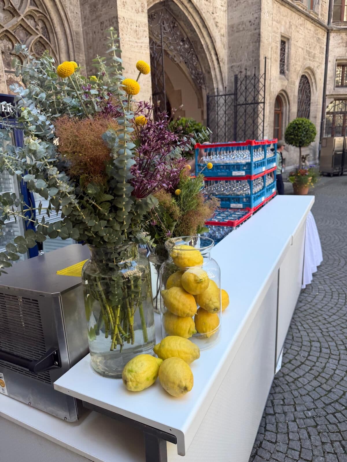 Eventdeko von Blumen Komander im Bogengang des Münchner Rathauses