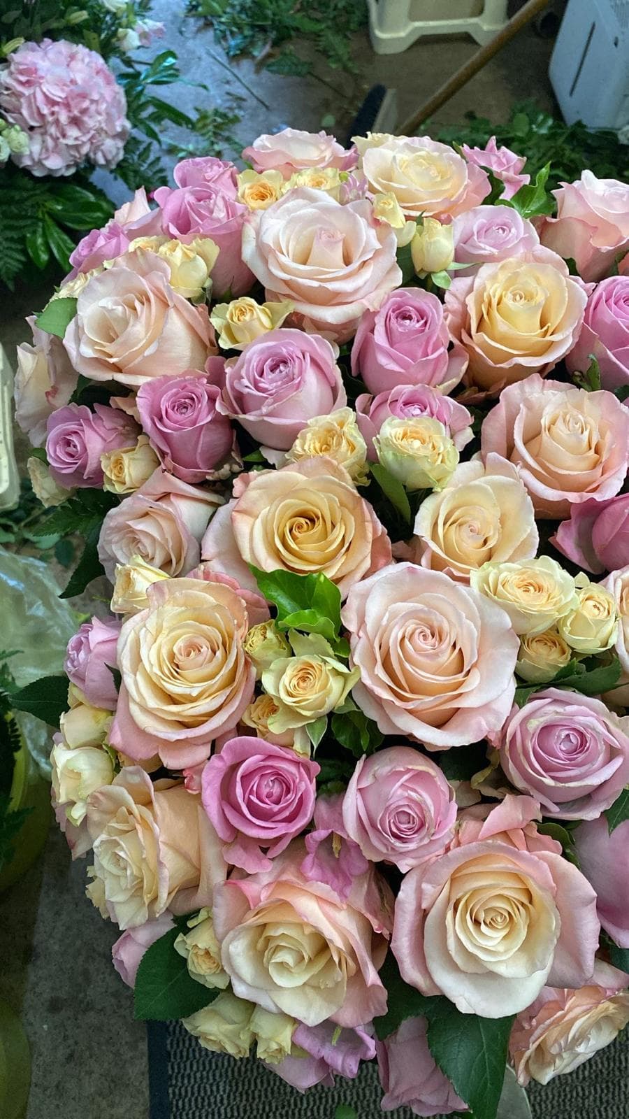 Rosenstrauß zum Muttertag, gebunden bei Blumen Komander München