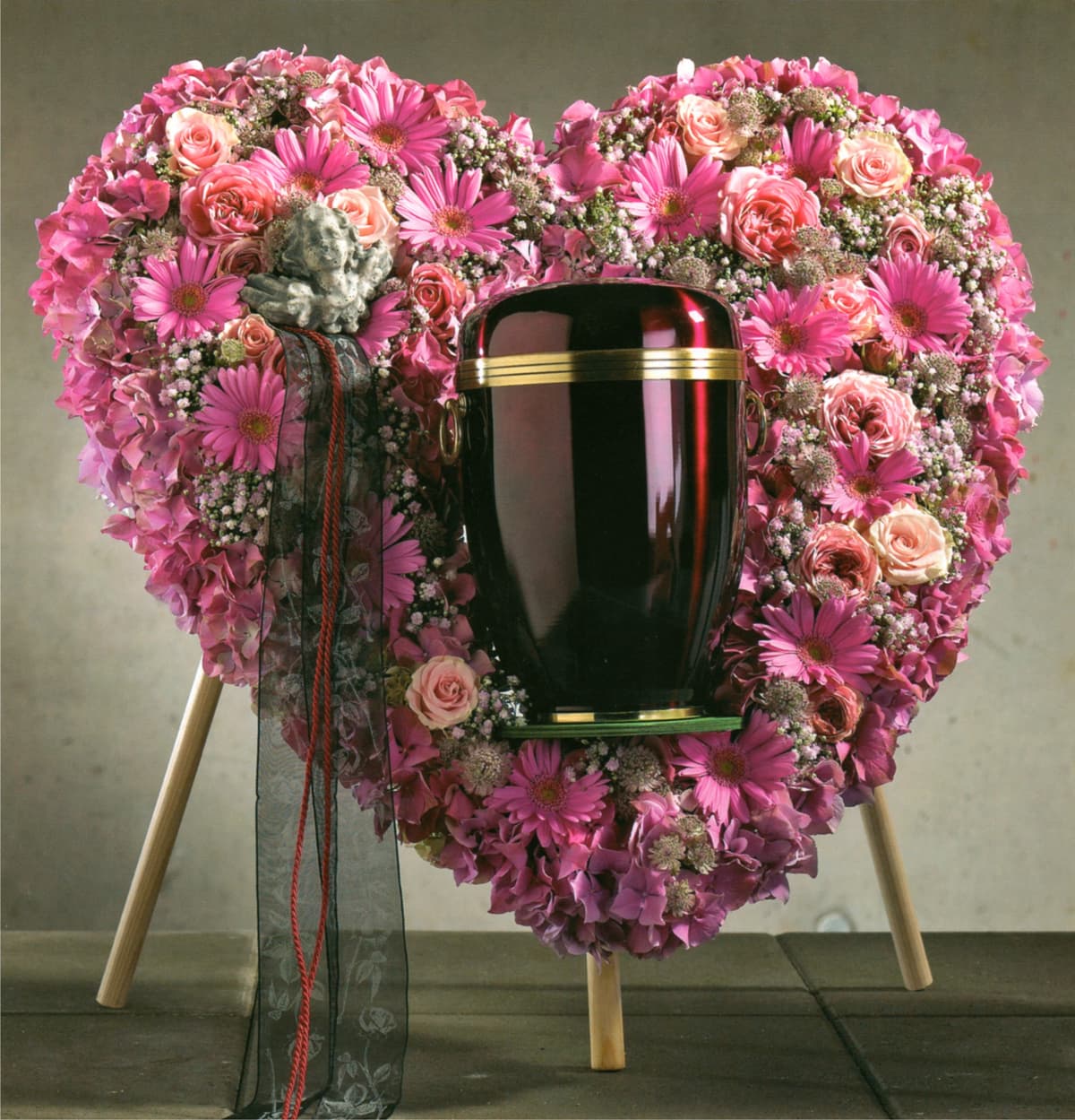 Urnenherz aus Blumen