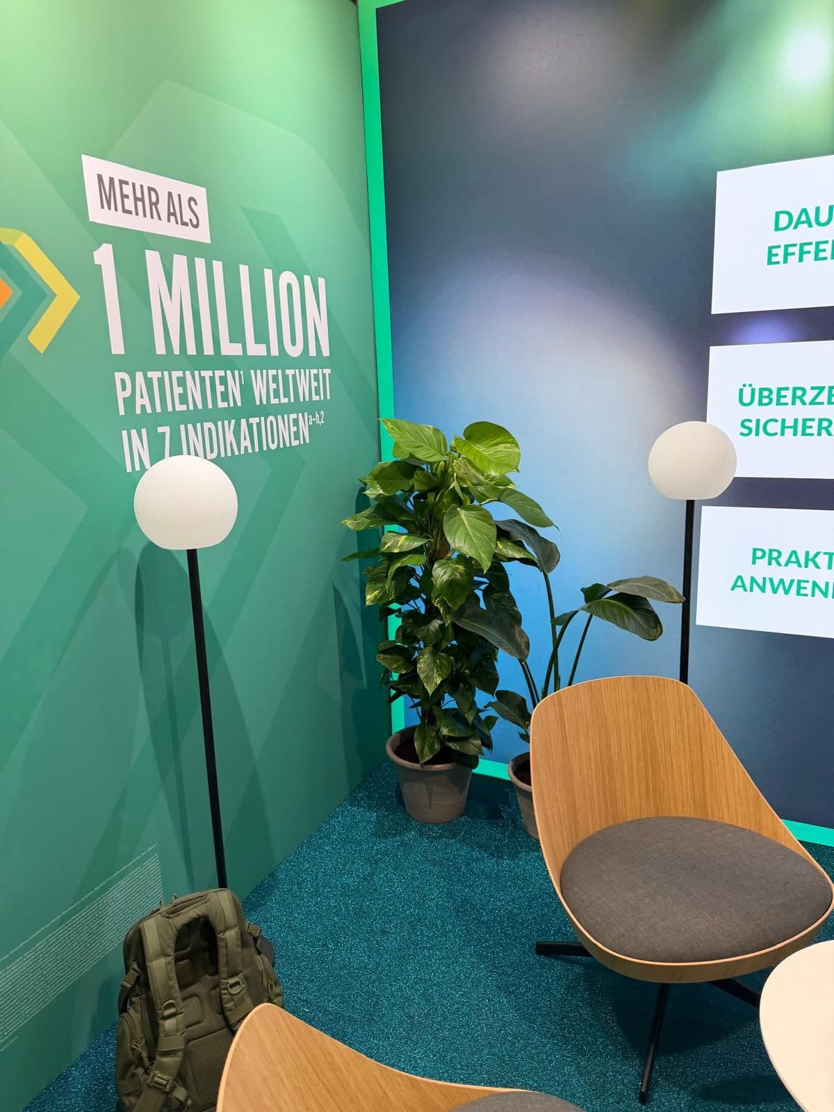Kompaktes Blumengesteck in Beere- und Lila-Tönen auf dem Sanofi-Stand