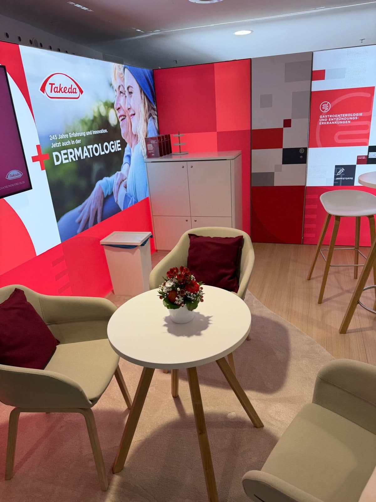 Rot-weißes Tischgesteck auf dem Takeda-Stand
